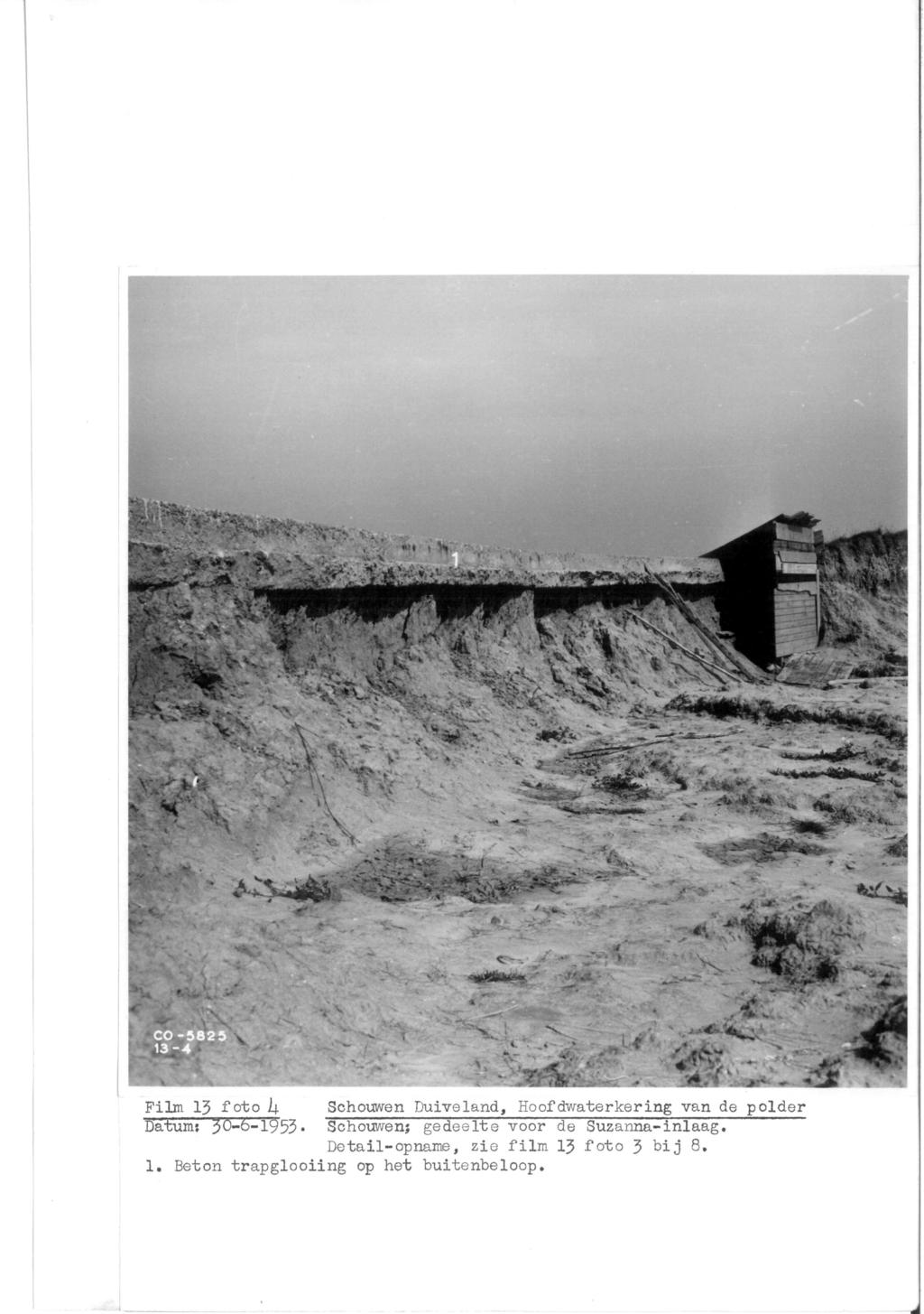 Film 15 foto h Schouwen Duiveland, Hoofdwaterkering van de polder Datum: 30-k-1953«Schouwen; gedeelte