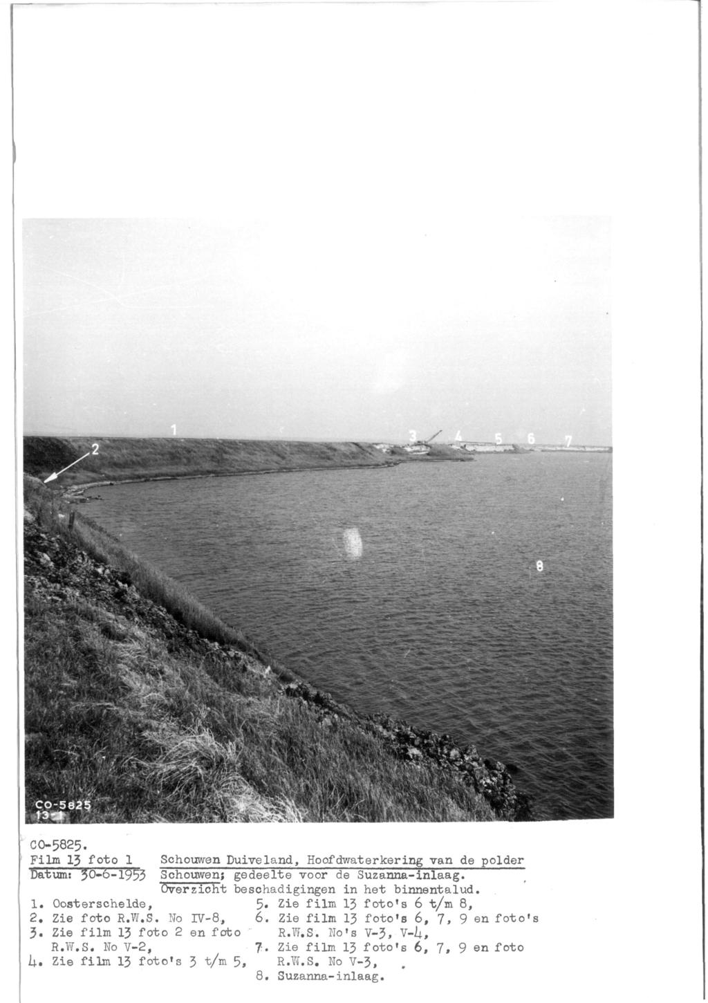 Film 1? foto 1 Datum: 30- -1953 Schouwen Duiveland, Hoofdwaterkering van de polder Schouwen; gedeelte voor de Suzanna-inlaag. Overzicht beschadigingen in het binnentalud. 1. Oosterschelde, 5«Zie film 13 foto's 6 t/m 8, 2.