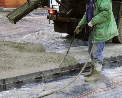 Het beton moet tot aan de bovenzijde van het vloerprofiel vlak gestort worden, waarbij opgelet moet