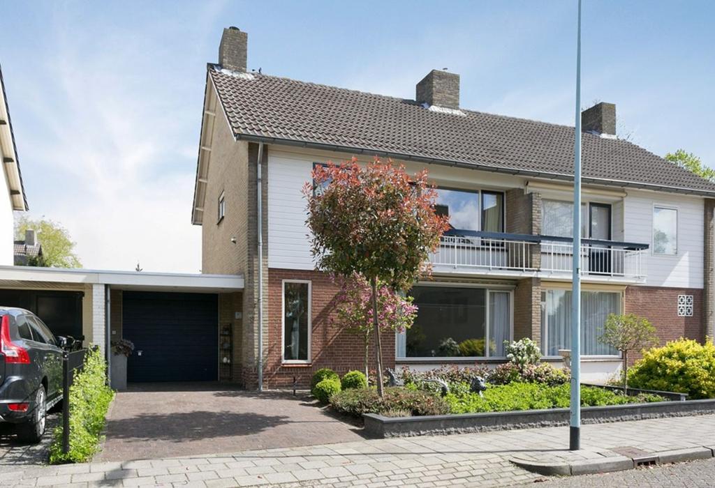 GLADIOLENSTRAAT 3 5241 AC ROSMALEN 365.000 K.K. Gelegen in de gemoedelijke wijk t Ven bevindt zich deze ruime tussenwoning met garage.