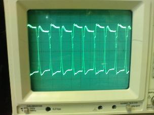 Op de oscilloscoop zien we hier de 2 signalen die de IGBT s