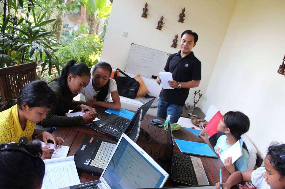Opzetten Learning Center Sukawati, Bali 2 klaslokalen Made Gunarta uit Sukawati is sinds 2008 betrokken bij WINS doordat hij de Learning Centers hielp met het opzetten van de IT-infrastructuur.