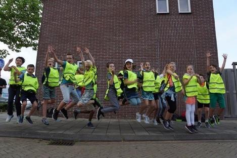 Daarna vertrokken de groepen 5-8 naar de sportvelden van de Veerse Boys om daar lekker te gaan sporten en spellen te doen.