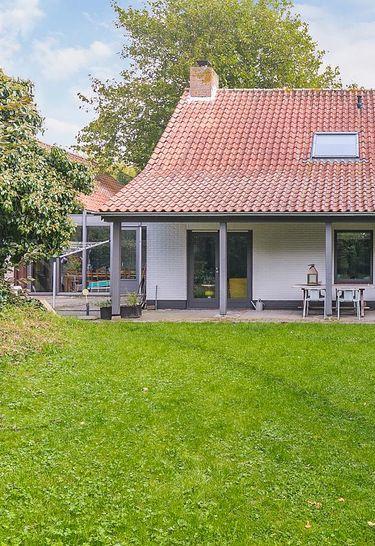 Beschrijving Op een unieke en zeer fraaie locatie gelegen bedrijfspand, genaamd De Zeeuwse Rozentuin op een groot perceel grond (30.000 m2).