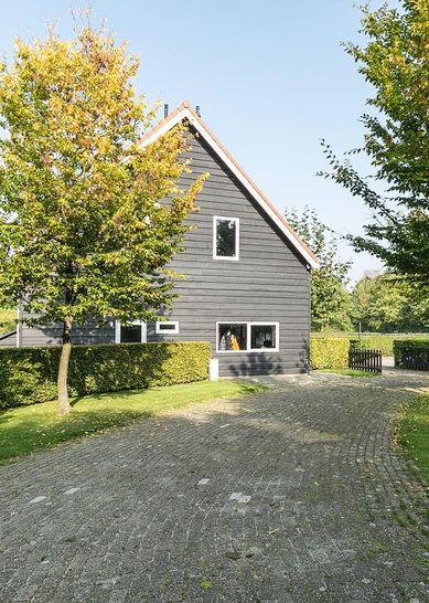 Beschrijving Woondeel De ruimte in en rondom de woning maken dit een paradijs voor tuin- of paardenliefhebbers.