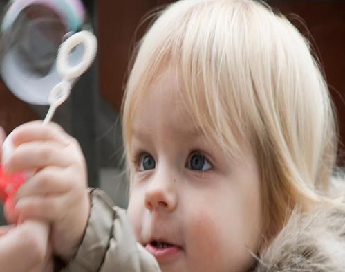 Het lokaal van de peuters is sfeervol ingericht en afgestemd op de behoeftes en uitdagingen voor kinderen vanaf 2 jaar. Kinderen leren met elkaar te spelen, delen en beleven.