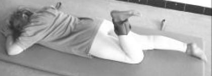 Spierversterkend Deze oefening kan je ook in bed doen Lig op je buik met gestrekte benen Buig je linkerknie in 2