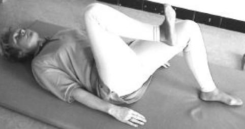 Spierversterkend: buik Lig op je rug met beide knieën gebogen Je rechtervoet steunt op de grond, je linkerknie is opgetrokken voor de