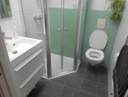 Trap 3 2 kwarter opentrap. Bad-/doucheruimte 2 Functioneel. Recent gerenoveerd. Maatregel: Afkitten toiletpot.