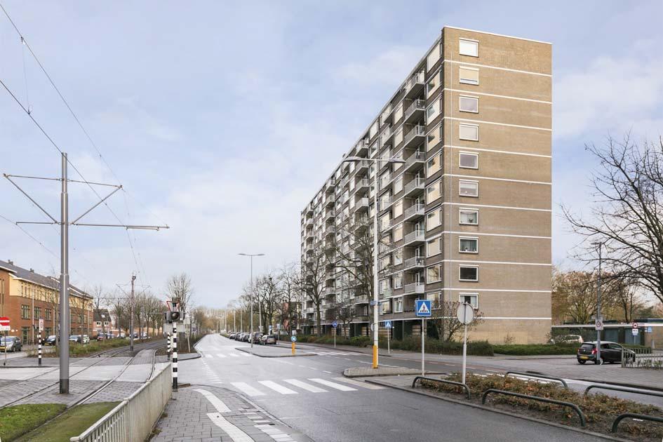 Fraai appartement gelegen op de 9e verdieping met een schitterend uitzicht over Rotterdam. Separaat van de woning wordt er een garage aangeboden voor 19.000,- k.