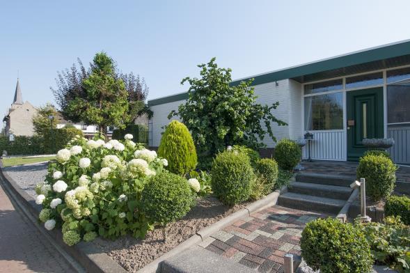 Nabij natuurgebied het Gerendal gelegen, comfortabele geheel gelijkvloerse bungalow met garage, kelderruimte en tuin rondom.