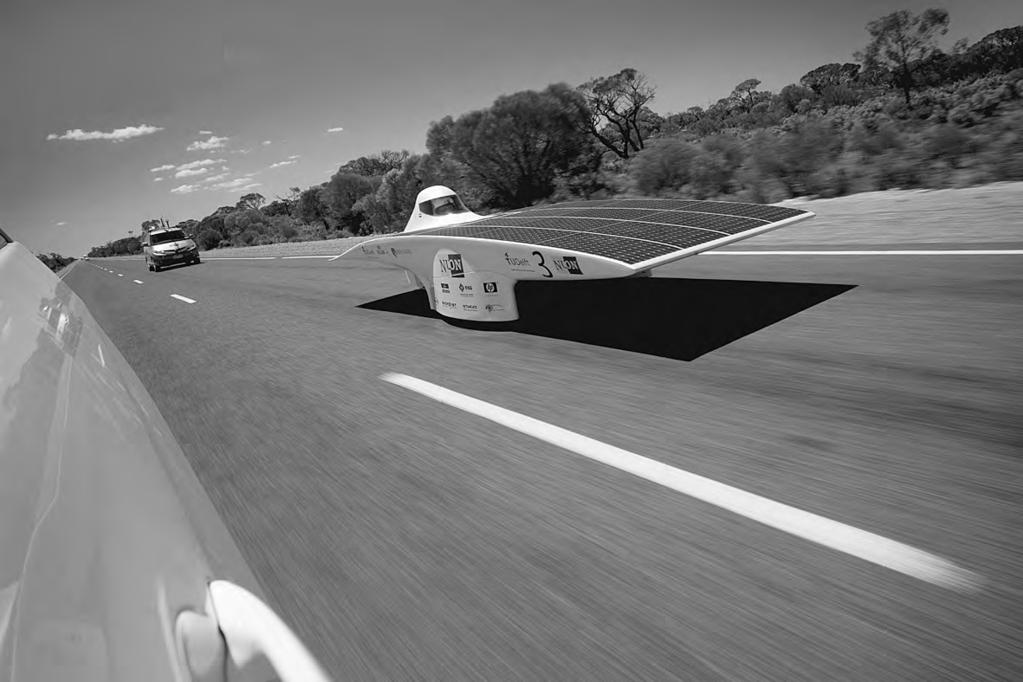 De NUNA-IV in Australië In 2007 reed de NUNA-IV, een wagen met zonnecellen, dwars door Australië en won de World Solar Race.