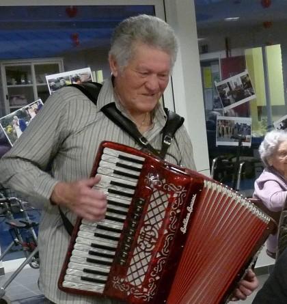 EdZolla is er hem dankbaar voor. De vele accordeonliefhebbers eveneens. Op feestelijke momenten zingt het accordeon Een feest, een receptie, een samenzijn of een vriendenmoment.