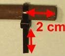 Stap 6: Bindbandje aan ferrietstaaf bevestigen Bevestig een bindbandje op 2 centimeter van een uiteinde van de ferrietstaaf.