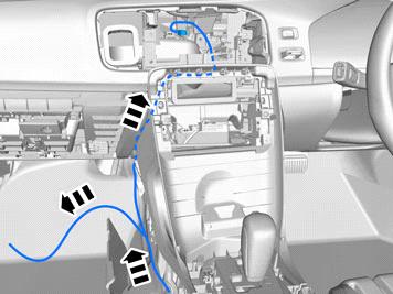 Afbeelding B IMG-340670 26A Afbeelding A Dit geldt voor auto s met het stuur rechts Trek de kortere kabel verder binnenin de middenconsole en omhoog naar de plaats voor de display.