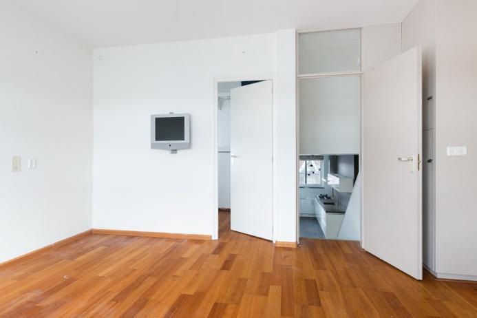 Deze slaapkamer is tevens voorzien van een laminaatvloer, vaste kast en een echte walk-in closet met
