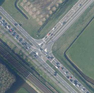 Aansluiting A9 - N203 (Castricum) De huidige vormgeving van de aansluiting A9 - N203 bestaat uit een 4-takskruispunt ten westen en een T-aansluiting ten oosten van de A9 (zie figuur 3.9). Figuur 3.