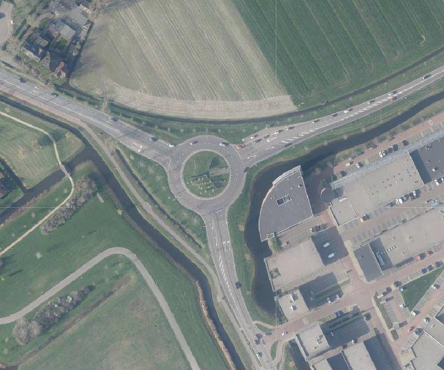Rotonde Communicatieweg De rotonde Communicatieweg ligt in het verlengde van de aansluiting A9 Heemskerk. De huidige vormgeving is een klassieke 2-strooksrotonde (zie figuur 7.3). Figuur 7.