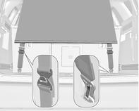 Houd de band gespannen terwijl u de montage van de stang vervolgt. Achter de voorstoelen Steek de adapters van de spanbandenset in een rail. De spanband mag niet gedraaid zitten.