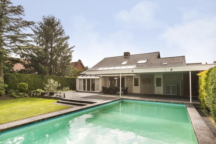 Dit prachtig landhuis met verwarmd zwembad en heerlijke tuin met veel privacy, is gelegen op een riant perceel van 1010 m² in de Boekend.
