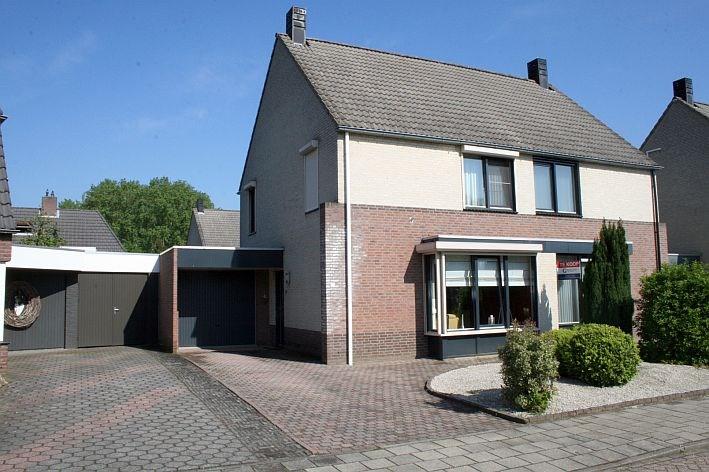 TE KOOP Chris Plitscherlaan 16 6114 MZ Susteren Op mooie locatie aan een groot speelplein gelegen ruim halfvrijstaand woonhuis met geheel omsloten