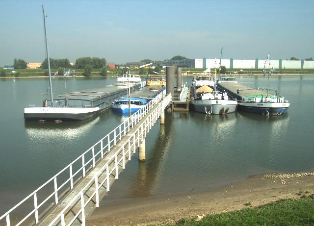 In het tweede havenbekken, aan de westzijde van de stadshaven, bevinden zich een particuliere loswal en een ponton van Rijkswaterstaat.