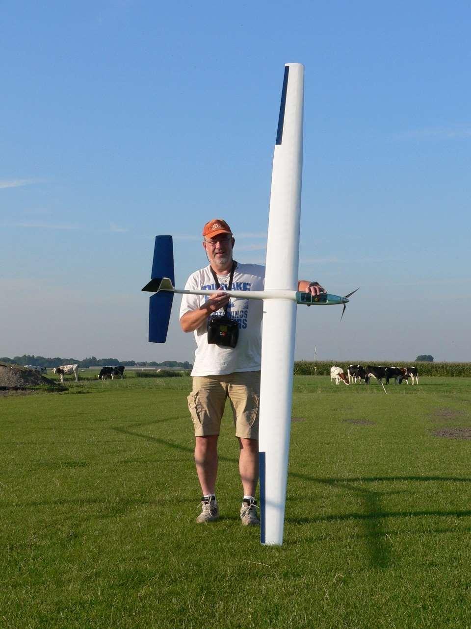 Wat de Cirrus kenmerkt is dat de glijhoek klein is en dat hij mooi langzaam vliegt. Ik ben in ieder geval zeer tevreden met het uiteindelijke resultaat.