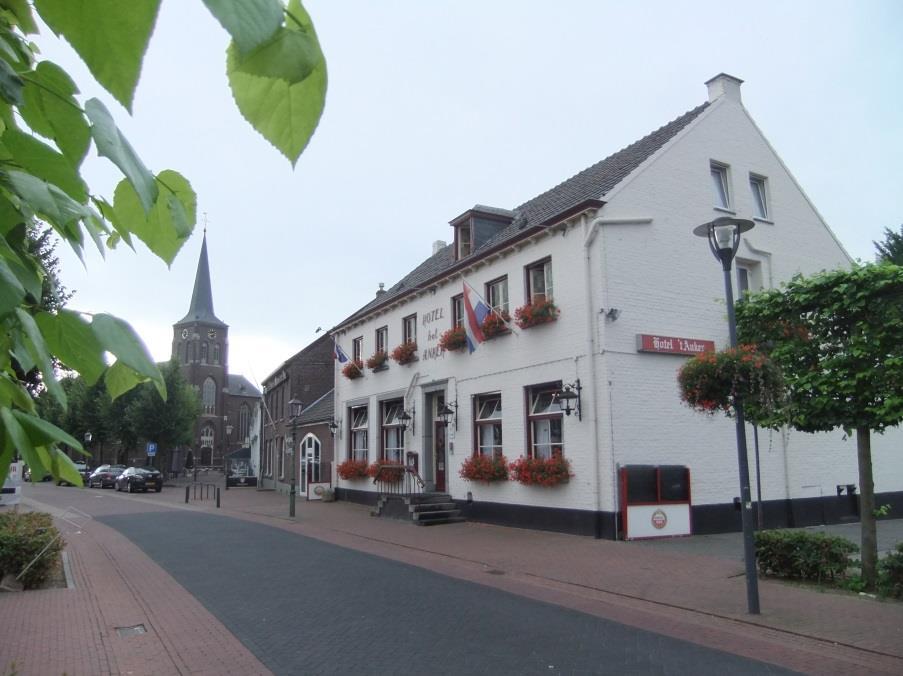 Steijl is een dorp met veel kloosters en kerken. We hebben een kapel bezocht en een paar grotten vol met mariabeelden, ja we zijn in Limburg en dat wilden we weten ook!
