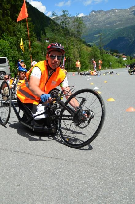 Maandag De clinic We krijgen een clinic van moves forward. Jetze Plat en Laura de Vaan zijn hun ambasedeurs. Ze zijn Paralympics en handbiken voor hun beroep.