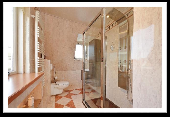 Badkamer Lichte badkamer met grote luxe douche met jet streams en een glazen deur, zwevend toilet, handdoekradiator, wastafelmeubel en ingebouwde handdoekenkast met RVS legplanken.