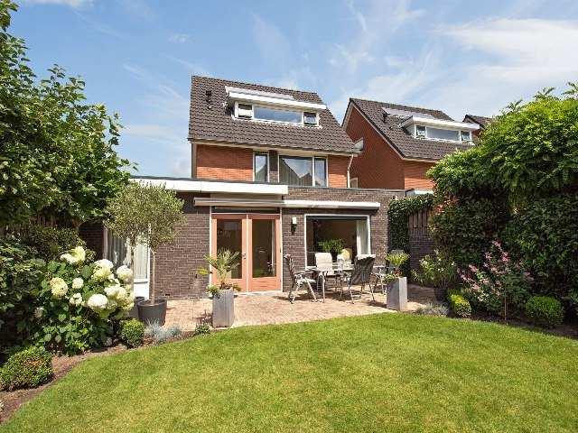 Deze uitstekend onderhouden woning is zeer ruim van opzet en heeft een prettige speelse indeling.