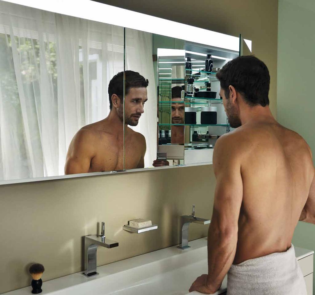 EDITION 400 Verkrijgbaar in drie breedtes van 700 tot 1400 mm openen de spiegelkasten uit de EDITION 400 individuele inrichtingsmogelijkheden voor kleine en grote badkamers.