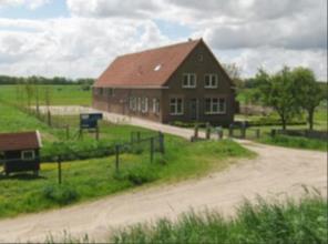 Aan het einde van de Achterdijk rechts aanhouden en omhoog naar de Rijsdijk. Net voorbij de afslag staat Boerderij De Hooge Stee. Dit is een al vroeg bewoonde plaats.