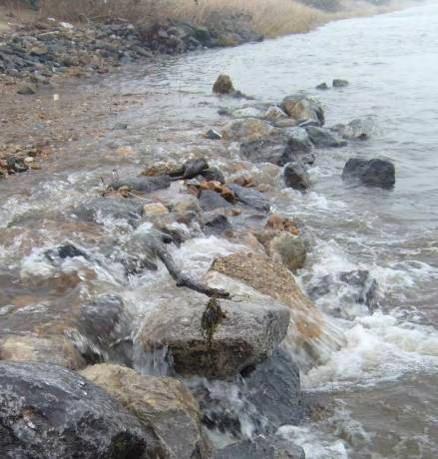 Het fijne zand en grind van de visdoorgang is hierdoor deels meegevoerd, waardoor de loop van het water over de visdoorgang zich verplaatst heeft.