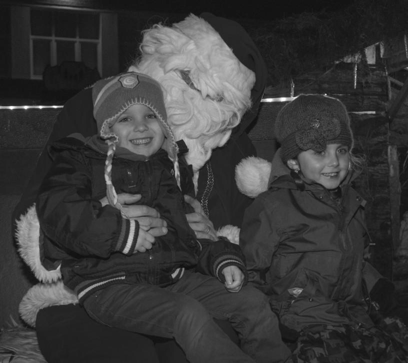 De Kerstman Zaterdag 19 december was het weer zo ver. We kregen bezoek uit het verre Lapland. De Kerstman met zijn arrenslee vertrok om 18.