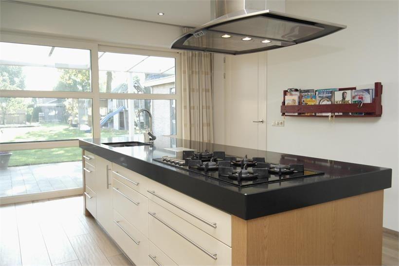 Ook de keuken is voorzien van een 'houtlook' tegelvloer met vloerverwarming, stucwerk wanden en -plafond met inbouwspots en een