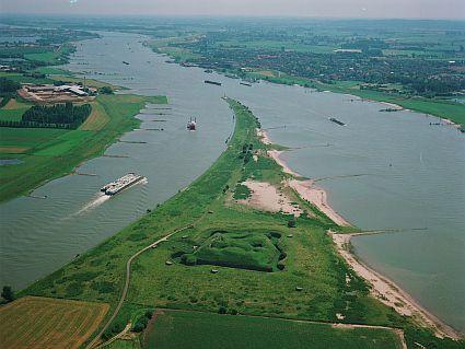 Het Deltaprogramma Het Deltaprogramma bereidt de belangrijke waterbeslissingen van de toekomst voor. Dynamisch waterbeheer heeft de ambitie om de leidende gedachtegang te worden.