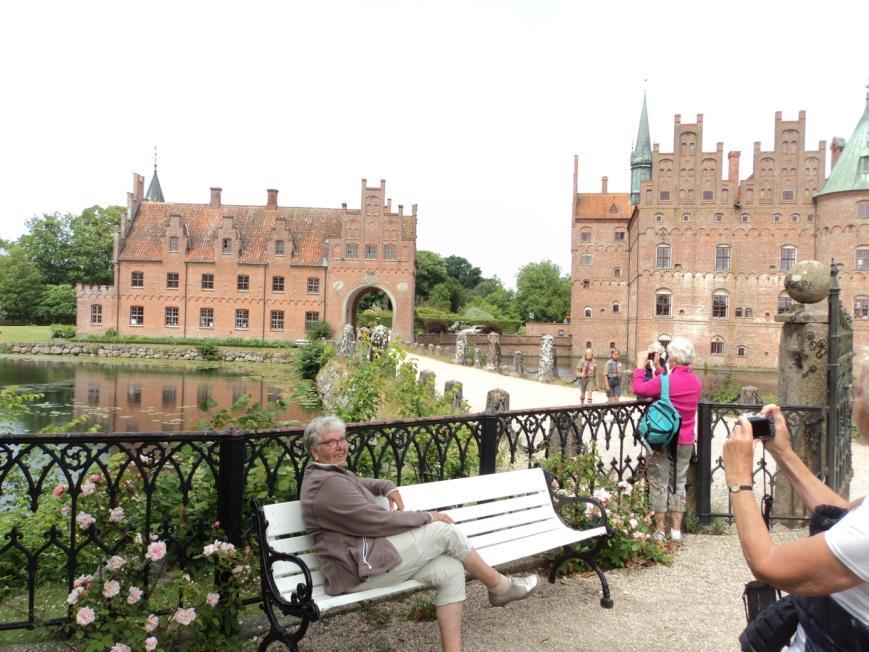 Nu de keus: verder fietsen of de tuin in van Egeskov met eventueel een bezoek aan de burcht.