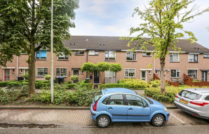 Deze tussenwoning is recentelijk gemoderniseerd en altijd keurig onderhouden en daardoor ook instapklaar te noemen.