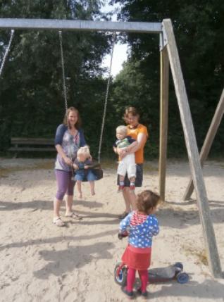 In de zomerperiode spreken we ook weleens af op de kinderboerderij. De ouders wisselen ervaringen uit over allerlei zaken van opvoeding tot werk en de kinderen kunnen ondertussen spelen.