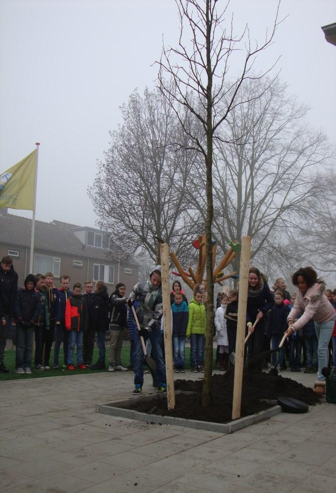 De aanplant van een herinneringsboom aan de voorzijde van de school was een bijzonder moment. Deze boom is geplant ter herinnering aan Ahmed Abdi.