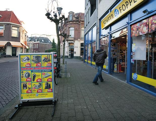 In gebieden met trottoirs is het plaatsen van een reclameobject aan de rijwegzijde van het trottoir toegestaan mits de afstand tussen het reclameobject en de voorgevel tenminste 2 meter is (zie foto