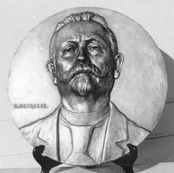 61 6. Hendrik Beyaert (niet vermeld door Willenz) Vz. Kz. schaal ¼ Buste in vooraanzicht. Getekend links van de buste: G. DEVREESE.