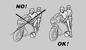 When getting on and off the vehicle, make sure nothing is restricting your movements; do not hold any objects in your hands (helmet, gloves or goggles not put on).