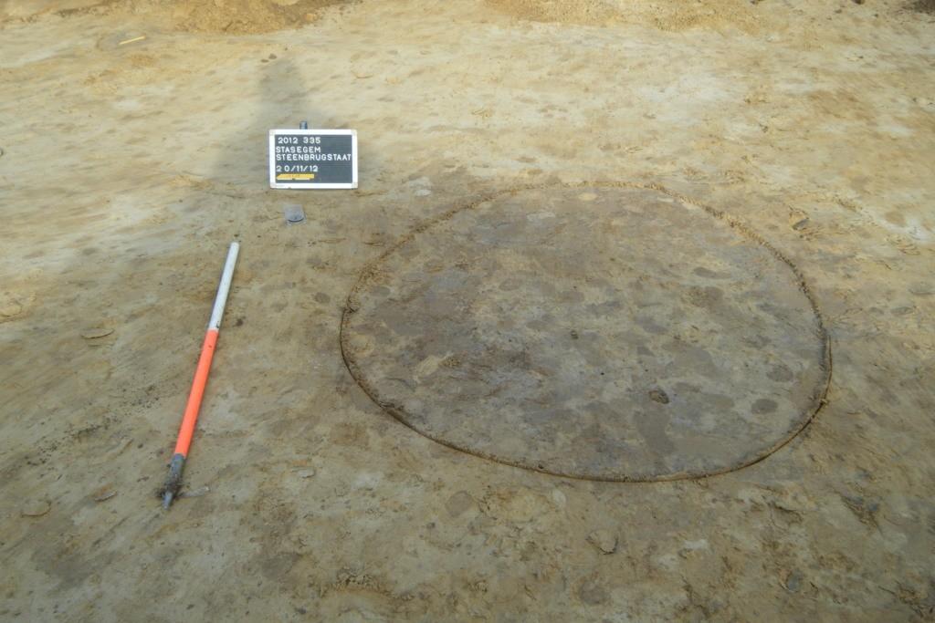 45 cm. Zowel in het vlak als in de doorsnede werd een scherf handgevormd aardewerk aangetroffen, van respectievelijk 6 en 10 mm dik.