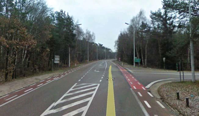 Voor voertuigen die van op de Donderslagweg een kruisende beweging moeten maken naar de oprit is een opstelstrook voorzien.