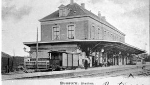 Bussum telde in 1873 nog slechts 1200 inwoners. Daarna ging het snel: in 1919 zijn dit er al 18.000 en 1940 is het aantal tot 30.000 gegroeid.