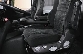 multifunctioneel stuurwiel, als optie met leder bekleed Luchtgeveerde comfortstoel of luchtgeveerde stoel met ventilatie voor de chauffeur en bijrijder als optie leverbaar Verstelbare bolvormige