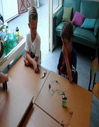 ZomerleesBingo is een leuk spel vol leesopdrachten voor kinderen van de basisschool, met als doel dat kinderen tijdens