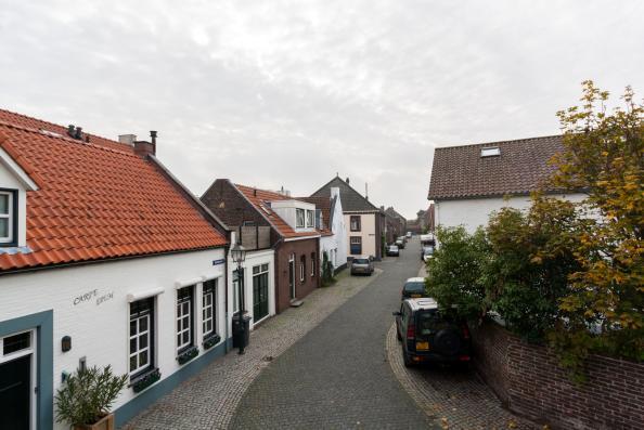 ALGEMEEN: Rustig gelegen in oude, historische kern van Wessem bieden wij u deze vrijstaande woning te koop aan. De woning is geheel naar eigen wens te maken.